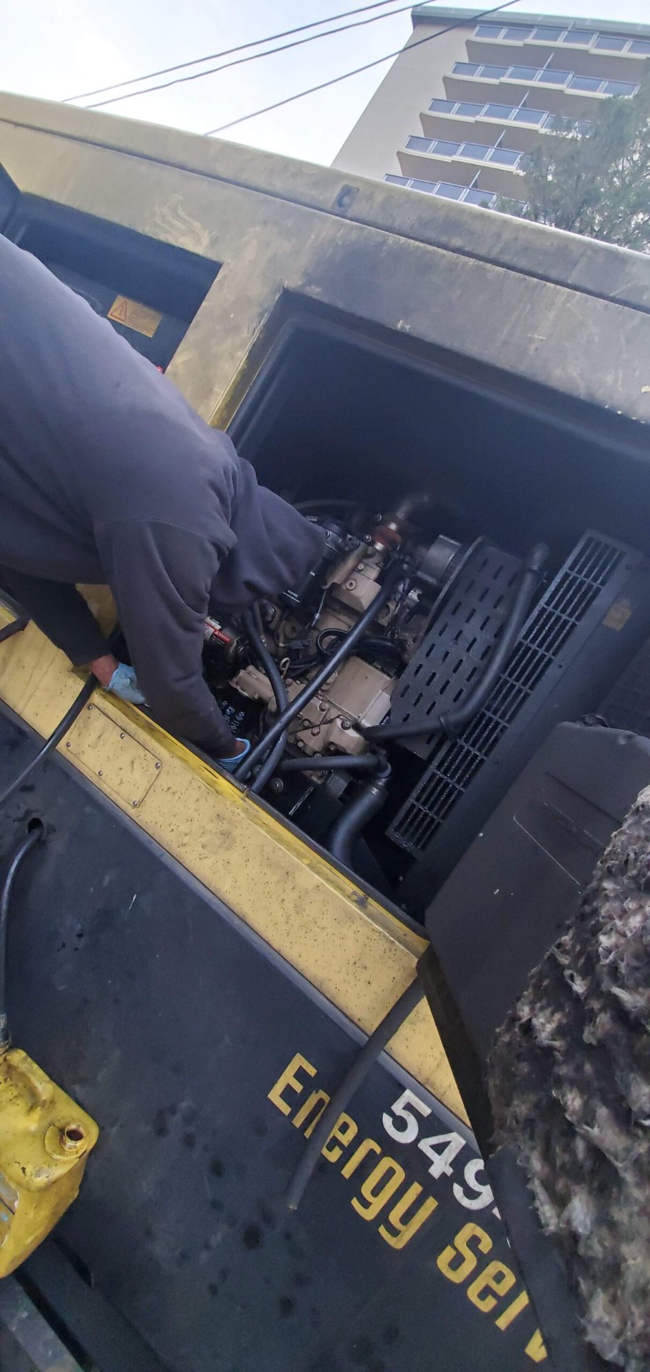 Mobile crew generator repair on location